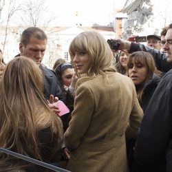 01-23 - Arriving at her hotel in Madrid - Spain